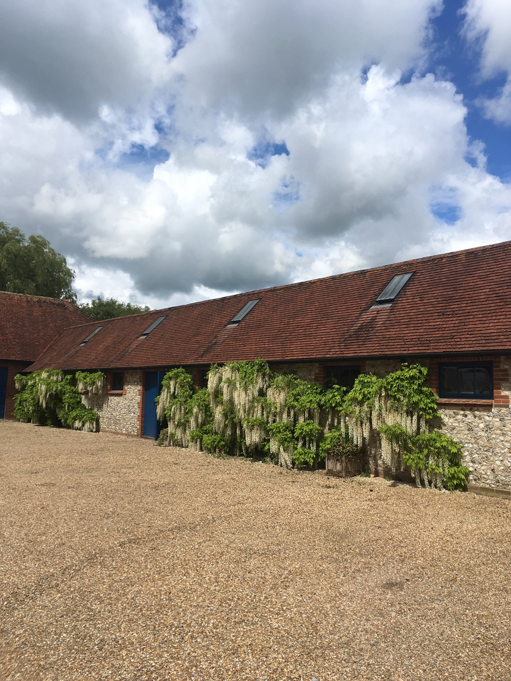 Tips for finding a barn wedding venue within 2 hours of Hertfordshire with no corkage